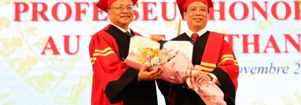Giám đốc ĐHĐN Nguyễn Ngọc Vũ  trao Quyết định và chúc mừng  GSDD.TSKH. Lê Thành Nhân
